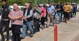 Şantajla 350 ev ve iş yerini üzerlerine geçiren 10 kişilik aile yakalandı