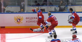 Putin hokey maçında yere düştü