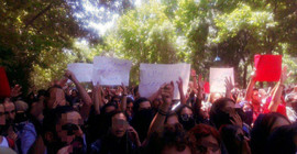 Tahran Üniversitesi'nde yüzlerce kişiden 'zorunlu başörtüsü' protestosu