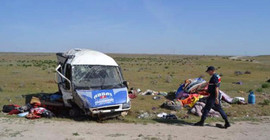 Mevsimlik iş için yola düşen aile yok olmanın eşiğinden döndü: 13 yaralı