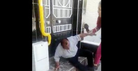 Çocuk istismarı şüphelisine mahalleli tekme tokat, kadın da terlikle saldırdı