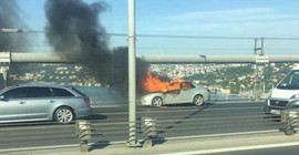 Aracını yakıp köprüden atladı
