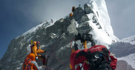 Everest Dağı’nda tırmanış sezonu ‘ölüm rekoruyla’ açıldı