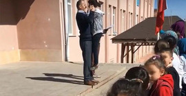 Dayakçı müdüre 'aylıktan kesme' cezası