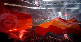 Galatasaray'ın kupa töreninde protesto sesleri