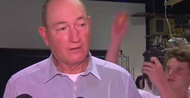 'Egg boy' savunması için toplanan parayı Müslümanlara bağışladı