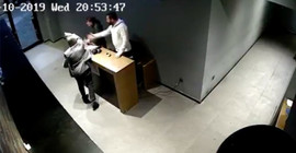 'Ben gelince ayağa kalkmadınız' deyip çalışanlara saldırdı