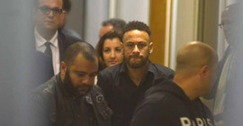 Tecavüzle suçlanan Neymar polis merkezine götürüldü