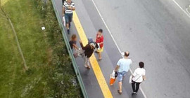 Dilenci 'Bölgemize girdiniz' diyerek Suriyeli çocukları dövdü