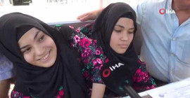 Muhabirden siyam ikizlerine: Sınava ayrı sınıflarda mı girdiniz?