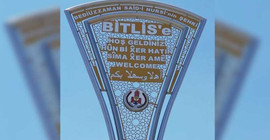 Bitlis'te kent girişinde sökülen Kürtçe tabela yeniden asıldı