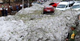Meksika'da bir kent yaz ortasında buzla kaplandı