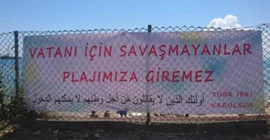 'Vatanı için savaşmayanlar plajımıza giremez' yazılı ırkçı pankart kaldırıldı