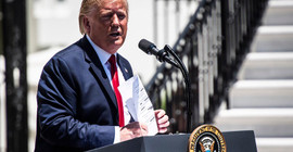 Trump'ın notları: 'El Kaide' ve 'insanlar' ifadelerinin İngilizce yazılışını bilmiyor