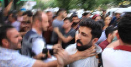 Polis, vekil danışmanının boğazını boğarcasına sıktı