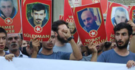 Dün saldırıya uğradıkları yerde polisi protesto ettiler