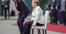 Merkel'in tatile çıkarken yanına aldığı kitap endişe uyandırdı