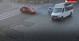 Polisten kaçan alkollü sürücü, çarptığı minibüsü devirdi