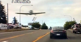 Yola acil iniş yapan pilot kırmızı ışıkta durdu
