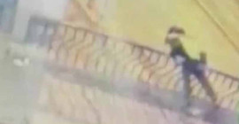 Korkuluklara yaslanıp öpüşen çift, köprüden düşerek öldü