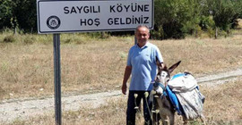 Almanya'dan geldi, eşekle köyleri gezerek çocuklara kitap dağıttı