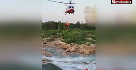 Nehirde mahsur kalan adamı helikopterle kurtardılar