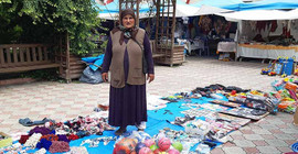 Oyuncak satarak, sokak hayvanlarını besliyor