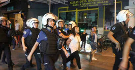 Polis yerdeki göstericiye nişan alıp defalarca plastik mermi sıktı