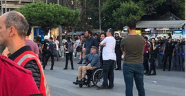 Yüzlerce polis bir eylemciyi ablukaya aldı