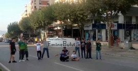 Çocuklar 'Anne lütfen ölme' diyerek karayolunu trafiğe kapattı