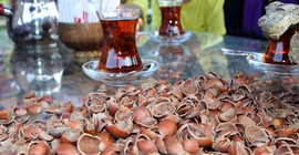 Fındık kabuğundan çay yaptı