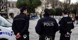 Polisler 'şüpheli görüldüğü' gerekçesiyle avukatı darp etti