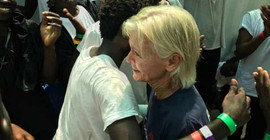 Darfur'da hayatını kurtardığı çocukla 15 yıl sonra göçmen gemisinde karşılaştı