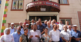 HDP: Binamızın önünde eylem yapan aileleri polis yönlendiriyor