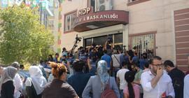 HDP'li Özsoy: AA ve yandaş medya il binamızın önünde film çeviriyor