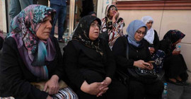 HDP önünde eylem yapan Begdaş: Erdoğan’a seslenelim barış olsun