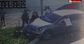 Okul servisi bekleyen kardeşlere otomobil çarptı