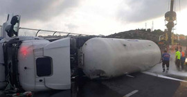 TEM'de oksijen yüklü tanker kaza yaptı