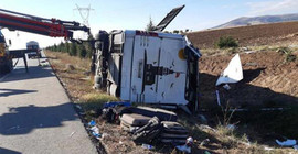 Yolcu otobüsü devrildi: 1 ölü, 40 yaralı