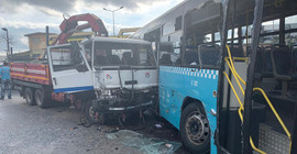 Kamyonla halk otobüsü çarpıştı