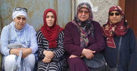 AKP İstanbul İl Binası önünde 'mağdur anneleri' eylem başlattı
