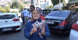 AKP önünde bekleyen anne: Oğlumu devlete verdim, devletten istiyorum