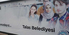 Talas Belediyesi Selena Gomez’e türban giydirdi