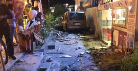 Araç restorana girdi, çevredekiler sürücüyü dövdü