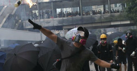 Çin'in kuruluş yıldönümünde Hong Kong'da büyük protesto