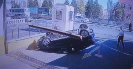 AVM girişinde ilginç kaza kamerada