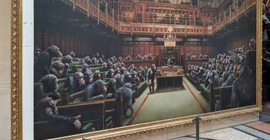 Banksy'nin 'şempanzeli parlamento' tablosu rekor kırdı