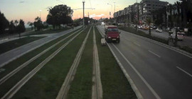 Tramvay hattında namaz kılan amca