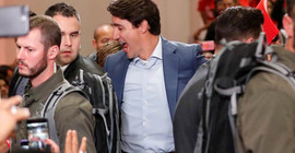 Trudeau ilk kez bir mitinge çelik yelekle çıktı