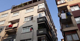 Pencereden atlayan kadını kurtarmak isterken ağır yaralandı